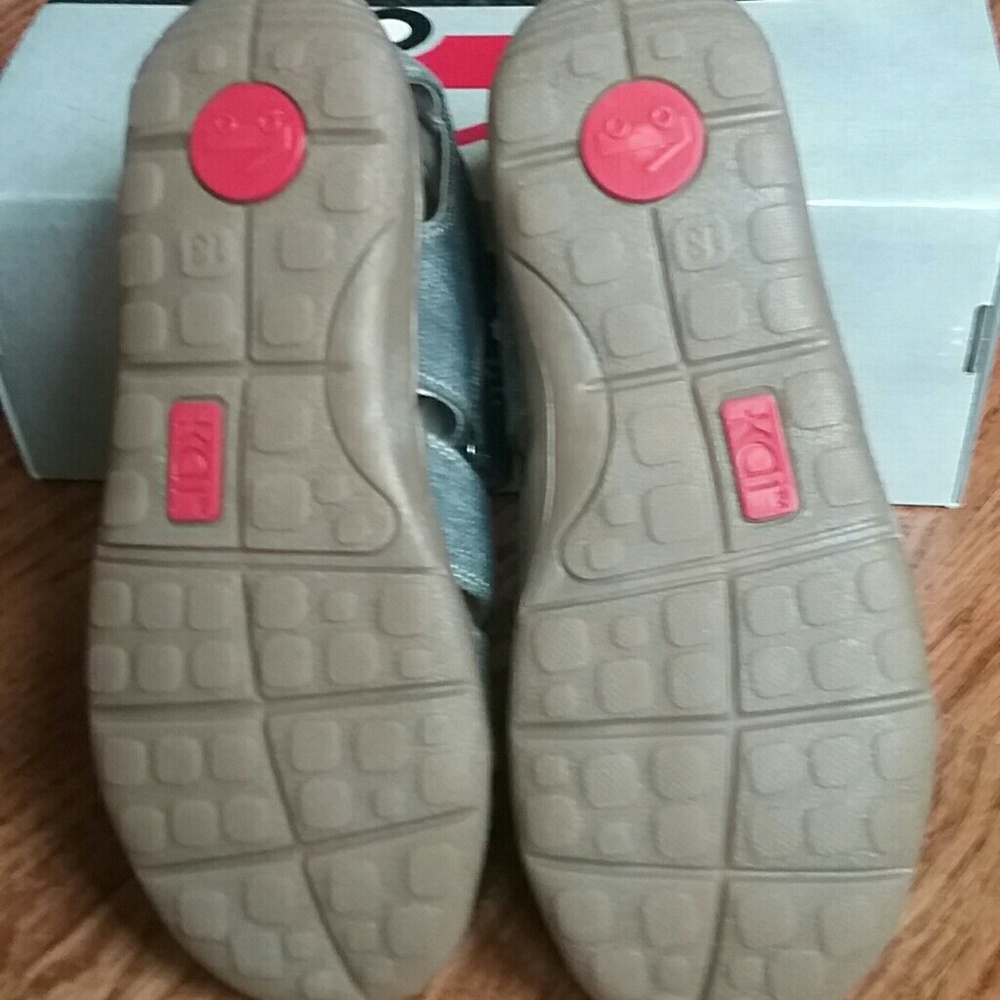 **SOLD** 🆕NEW See kai run gray canvas sandals - Picture 6 of 6